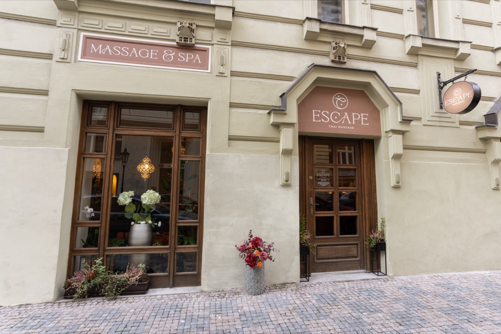 Vchod do salonu ESCAPE v&nbsp;ulici Elišky Krásnohorské, nad dveřmi logo ESCAPE