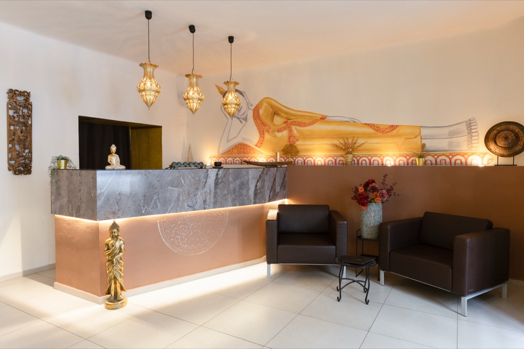 Recepce salonu ESCAPE s ležícím Buddhou v centru Prahy