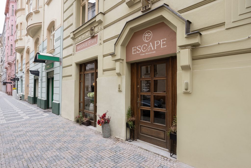 Vchod do salonu ESCAPE v ulici Elišky Krásnohorské, pár kroků od Staroměstského náměstí
