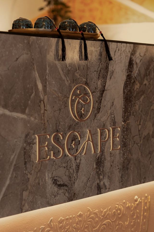 Logo ESCAPE v mramoru na recepci