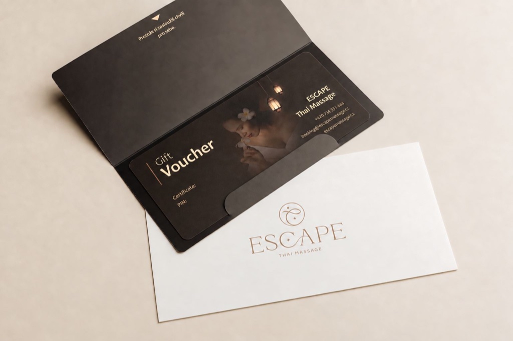 Tištěný dárkový poukaz ESCAPE: karta Gift Voucher v&nbsp;černé dárkové obálce a&nbsp;krémová obálka s&nbsp;logem ESCAPE
