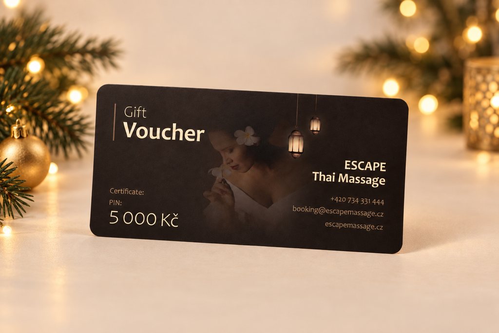 Hodnotový dárkový poukaz ESCAPE s&nbsp;kreditem 5&nbsp;000&nbsp;Kč mezi vánočními větvičkami